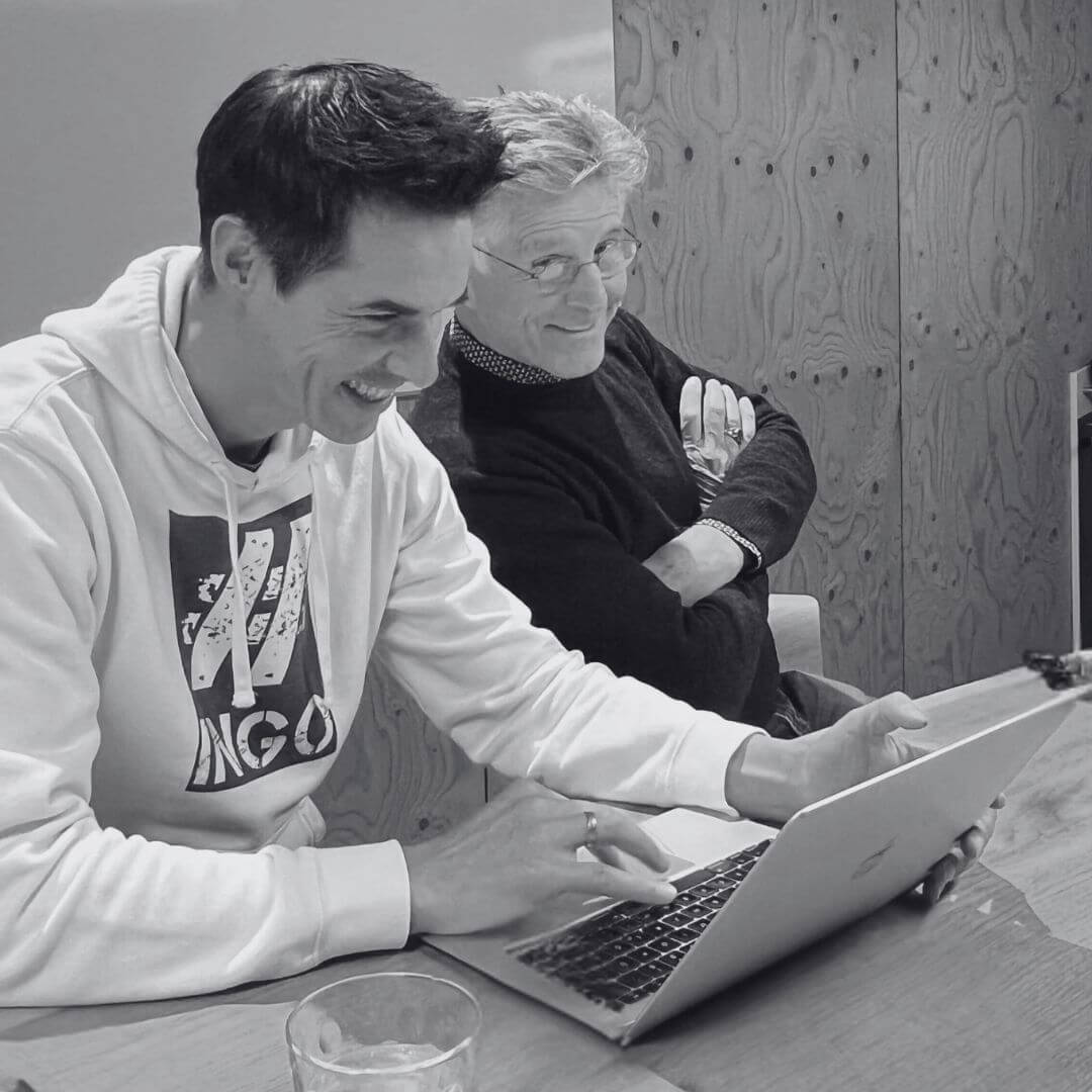 Marketing Berater Ingo Bartels im Gespräch mit Nick Wilder, der in die Kamera lächelt
